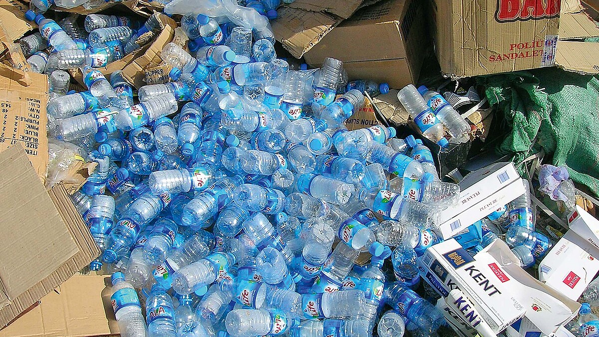 Auf einem Müllberg befinden sich haufenweise leere Plastikflaschen. 